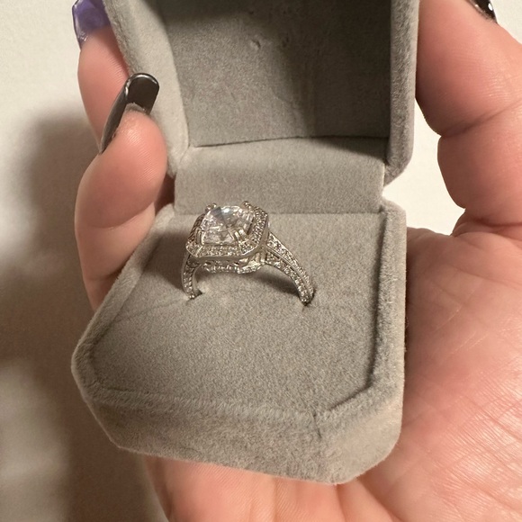 3.2 Carat Cushion cut simulated diamond ring 14K white gold - Picture 3 of 7